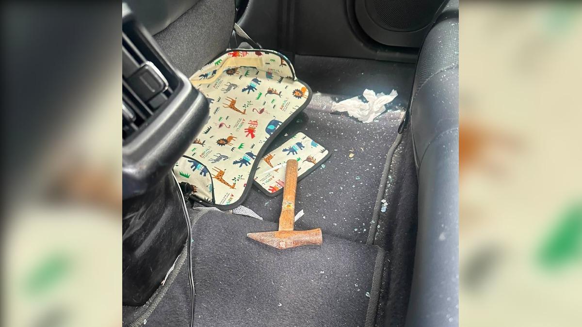 榔頭穿破車窗飛進車內，後座車主的妻子險遭砸，滿身碎玻璃。（圖／當事車主提供）