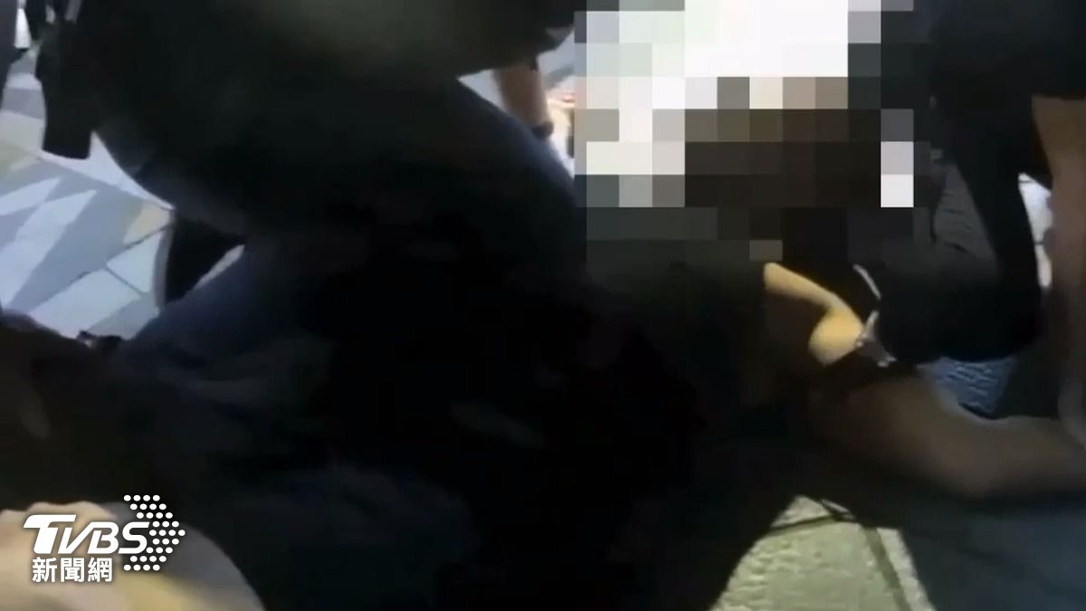 在警方控制過程中,劉男口袋掉落出「依託咪酯」煙彈。(圖/TVBS)