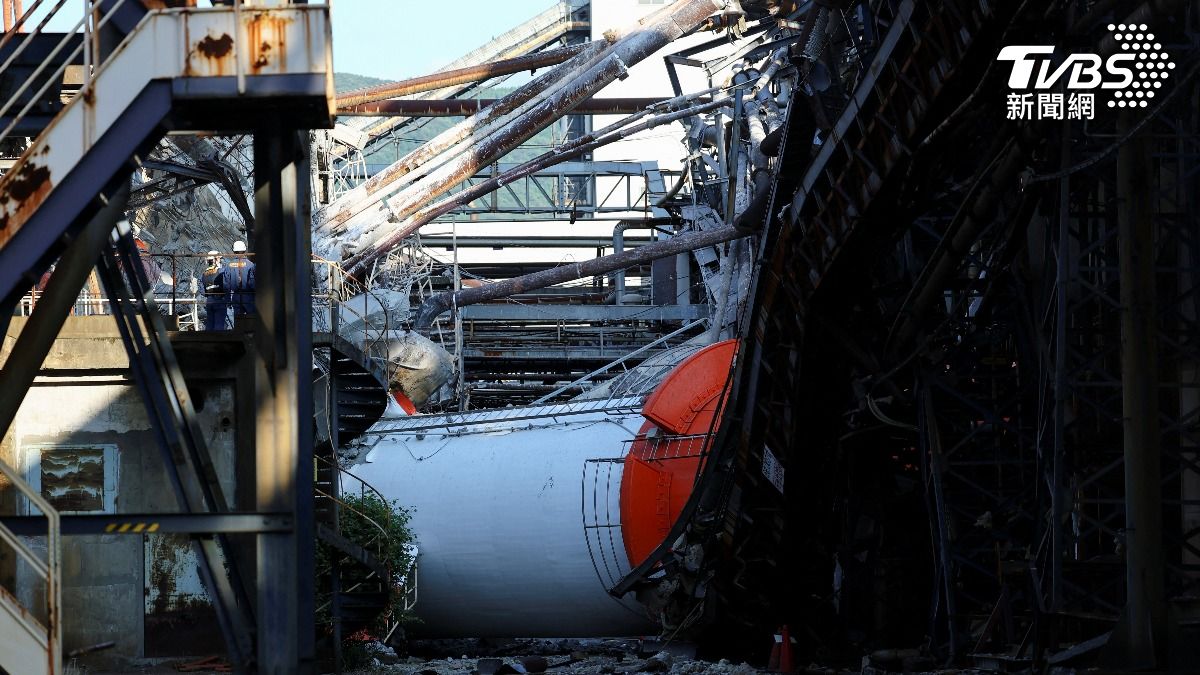 熊本紙廠聽見「救我」!煙囪倒塌活埋 消防員「徒手挖」救兩命