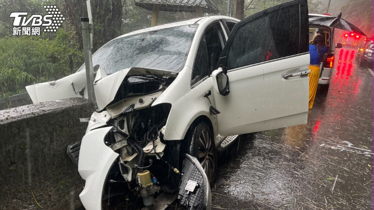 台8線大雨夾冰雹害!母載2童猛撞受困 車體卡護欄狂冒白煙