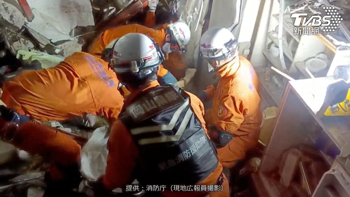 在極度艱難的條件下，消防員僅耗時15分鐘，便成功救出一名50多歲的受困男子。（圖／達志影像路透社）