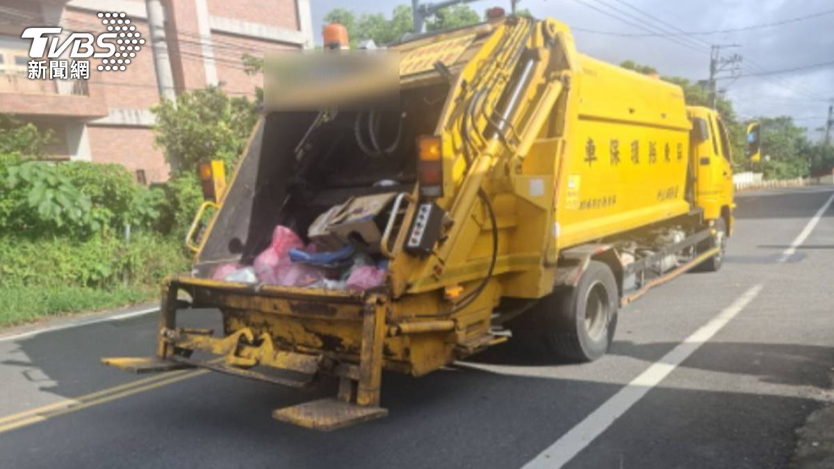 有片/驚悚瞬間!屏東垃圾車「無防墜欄」 清潔員摔倒腦出血慘死