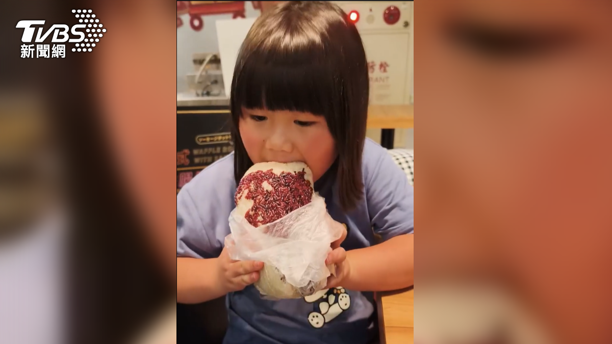 台南一間早餐店因超大份量的飯糰爆紅，6歲女童挑戰「1斤飯糰」吃到睡著（圖／啾啾老闆提供）