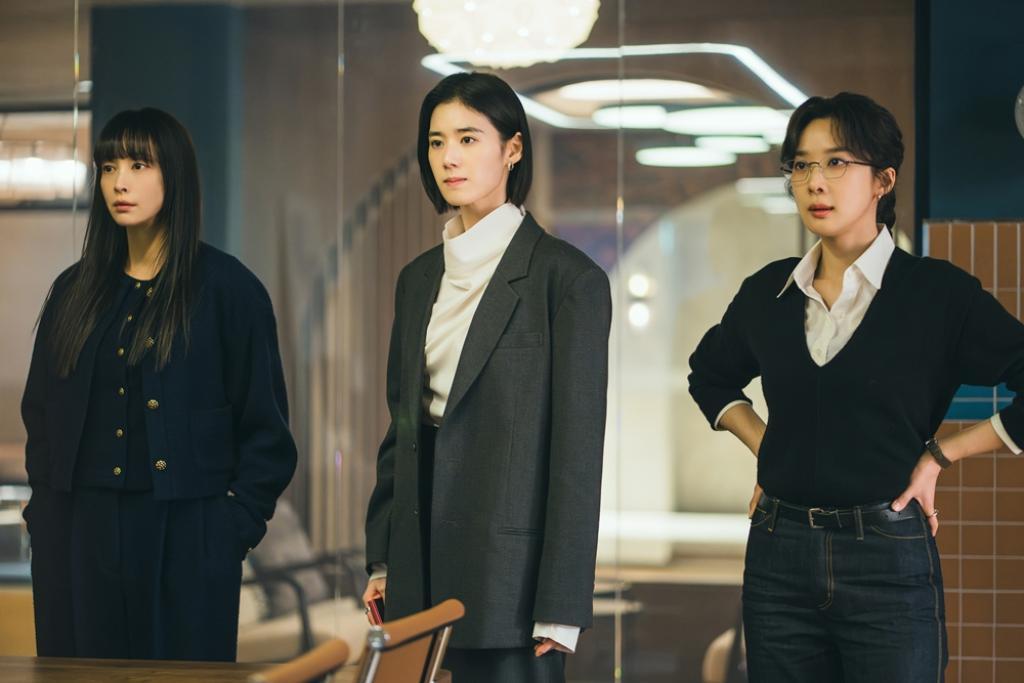 由李奈映、鄭恩彩、李清娥主演的韓劇《榮耀：她們的法庭》，以女性律師為主角，描繪她們在法律戰場上追尋真相的故事。（圖／台灣大哥大MyVideo）