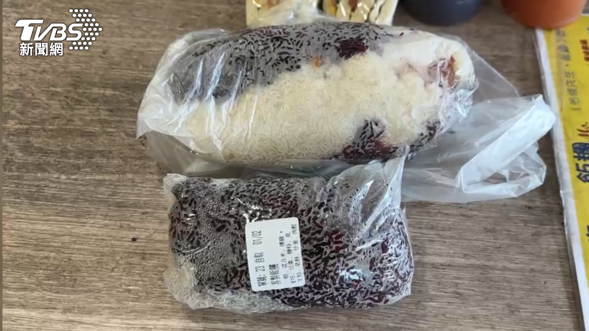 這顆巨無霸飯糰的份量相當驚人，實際以磅秤測量，重量竟超過1斤，與正常版飯糰相比重量翻倍，價格卻只要銅板價55元（圖／TVBS）