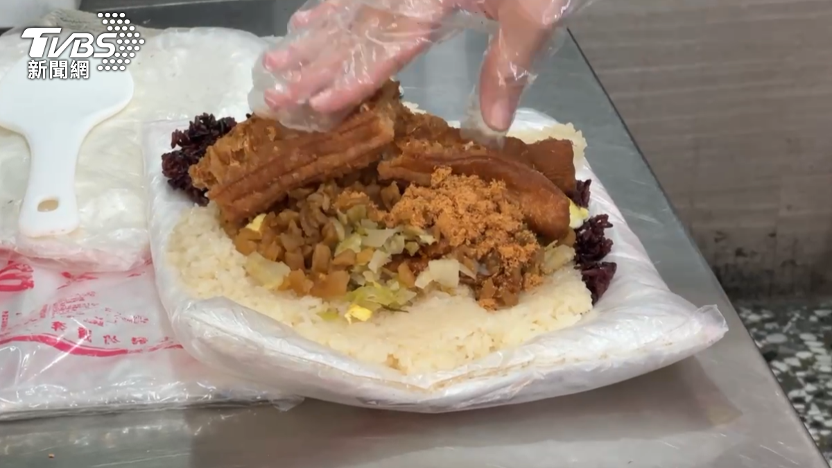 不少學生都要求加大，尤其是體育班的學生，也想要吃大一點的份量，業者便開放加大選項，但強調重點是要能吃得完不要浪費（圖／TVBS）