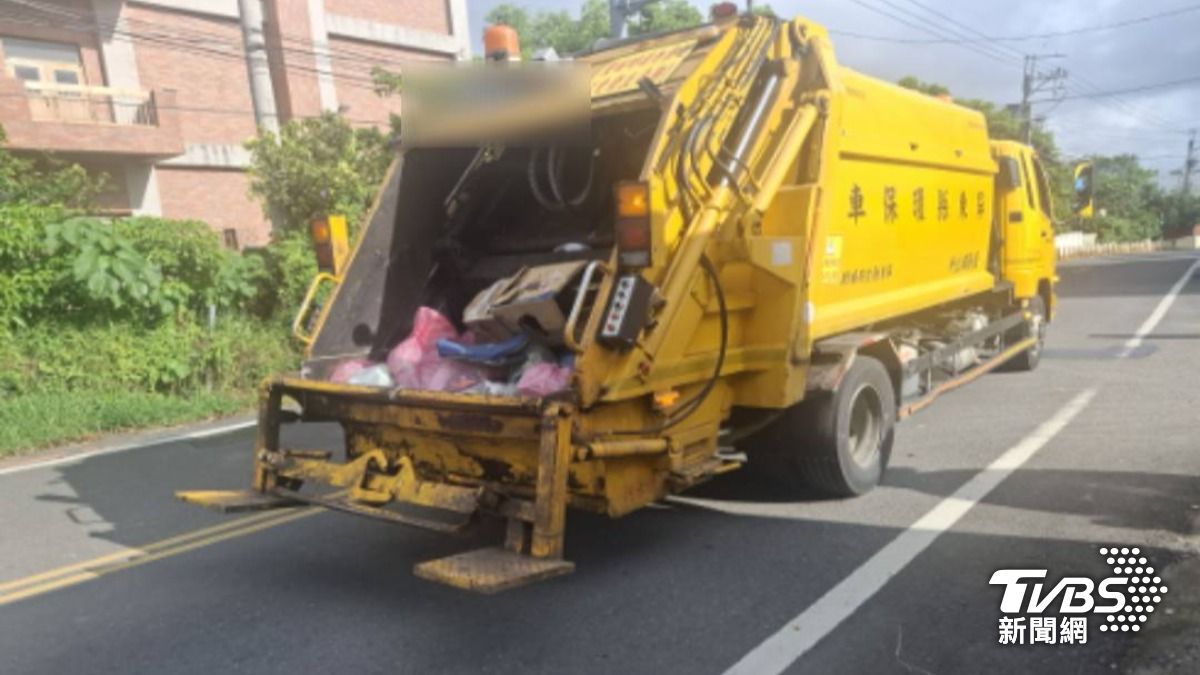 垃圾車沒裝防墜護欄。(圖/TVBS)