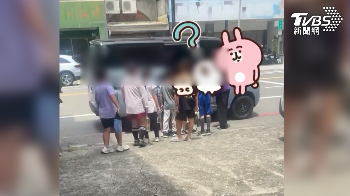 台南市東區一間補習班遭民眾目擊，將至少9名學童塞進僅能容納8人的廂型車內，嚴重超載（圖／翻攝 threads@ryuk0503）