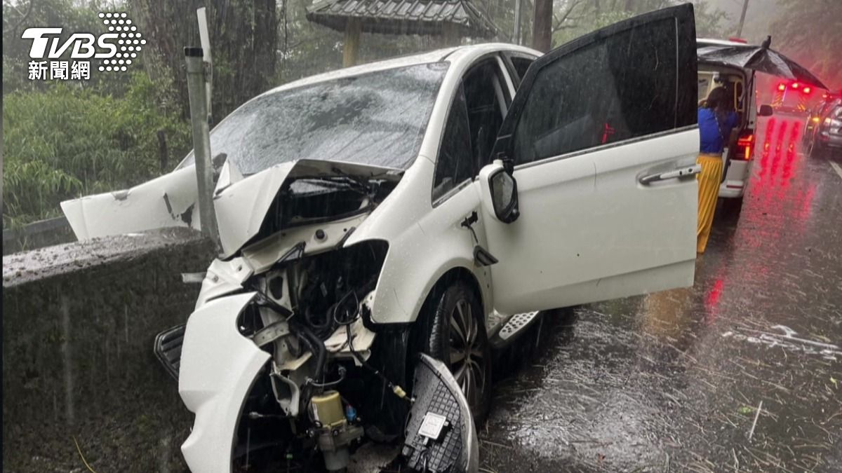 南投台8線休旅車自撞!車頭凹陷母遭夾困,3童受困後座驚險脫困 。(圖/TVBS)