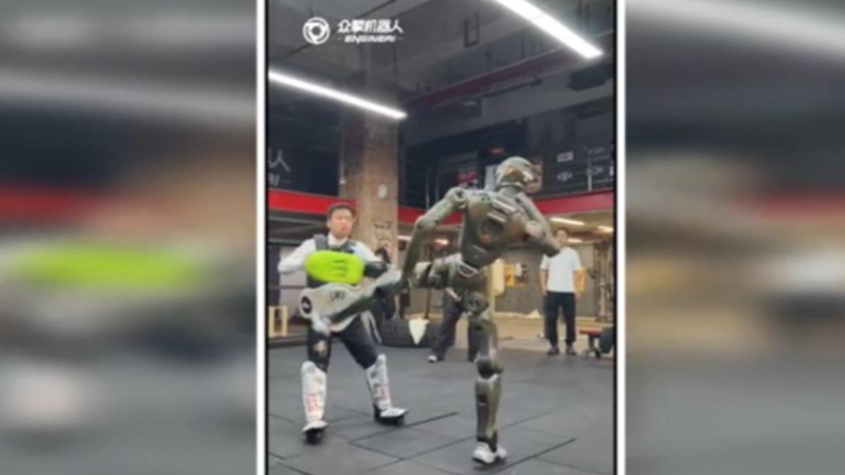 深圳眾擎公司創始人趙同陽親自上陣測試新款機器人。（圖／微博）