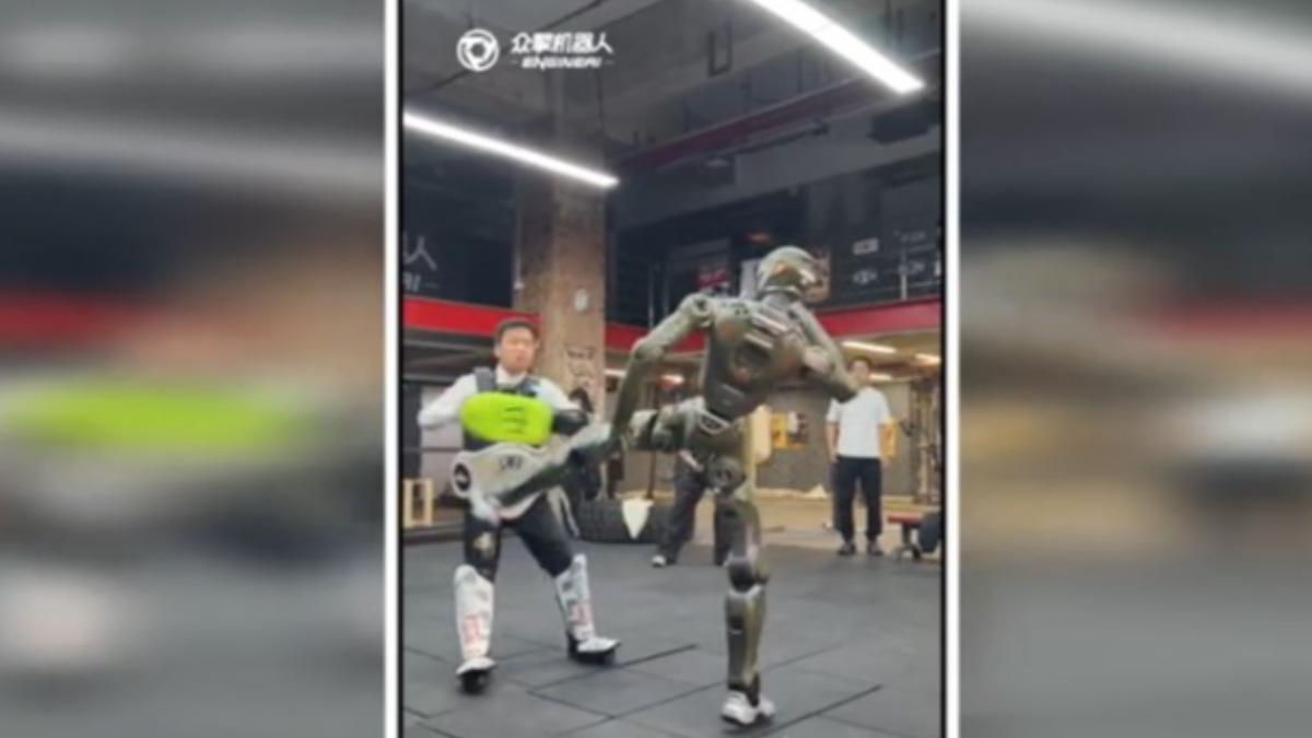 深圳眾擎公司創始人趙同陽親自上陣測試新款機器人。（圖／微博）