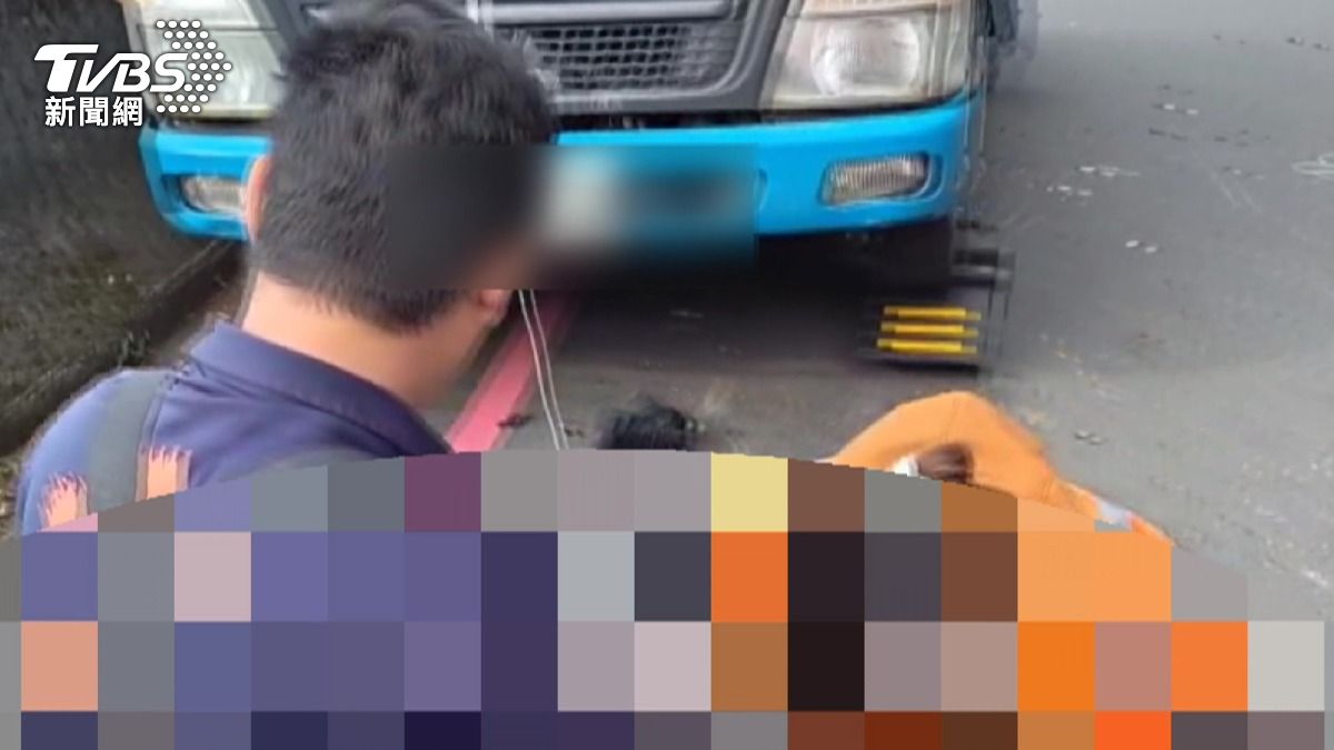 18歲賴姓重機騎士行駛途中疑似自摔,滑入對向車道後捲入貨車底下 。(圖/TVBS)