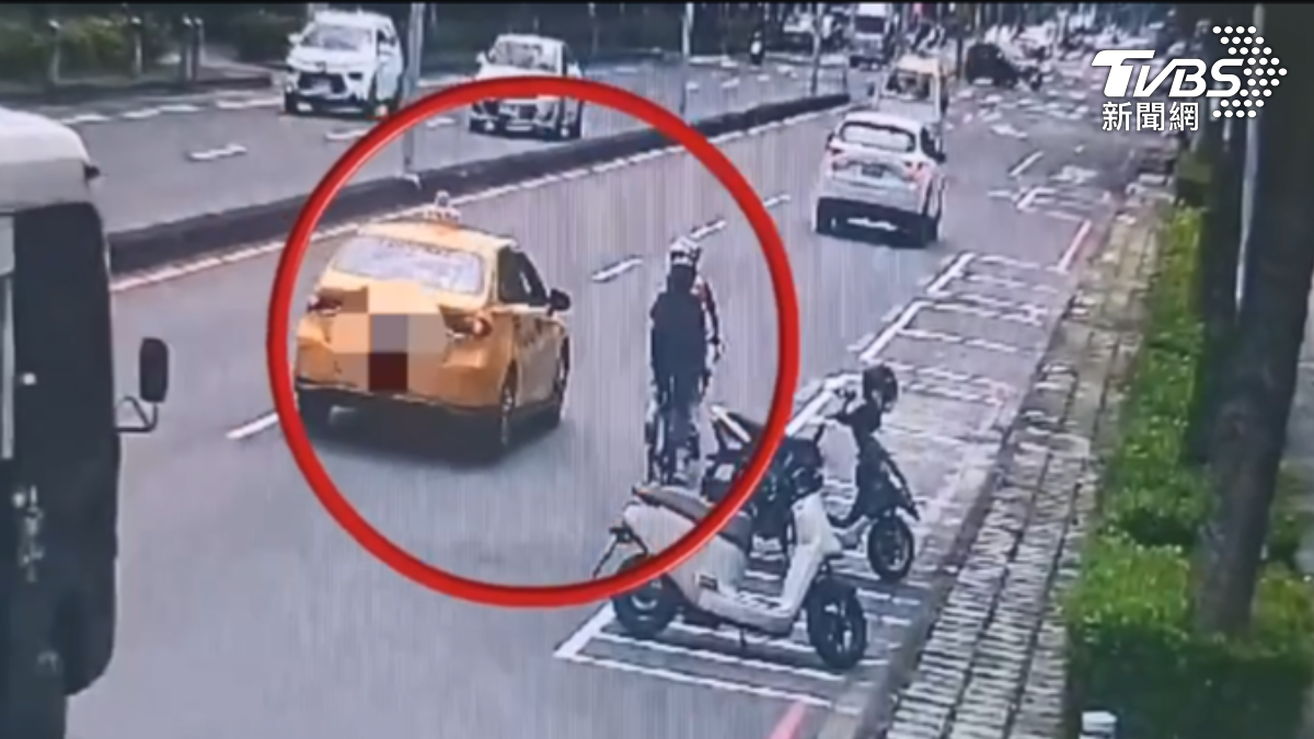 高雄巨蛋商圈日前發生一起行車糾紛,一名計程車駕駛因連續跨越3個車道遭腳踏車騎士抱怨,運將尾隨追車長達2分鐘飆髒話(圖/TVBS)