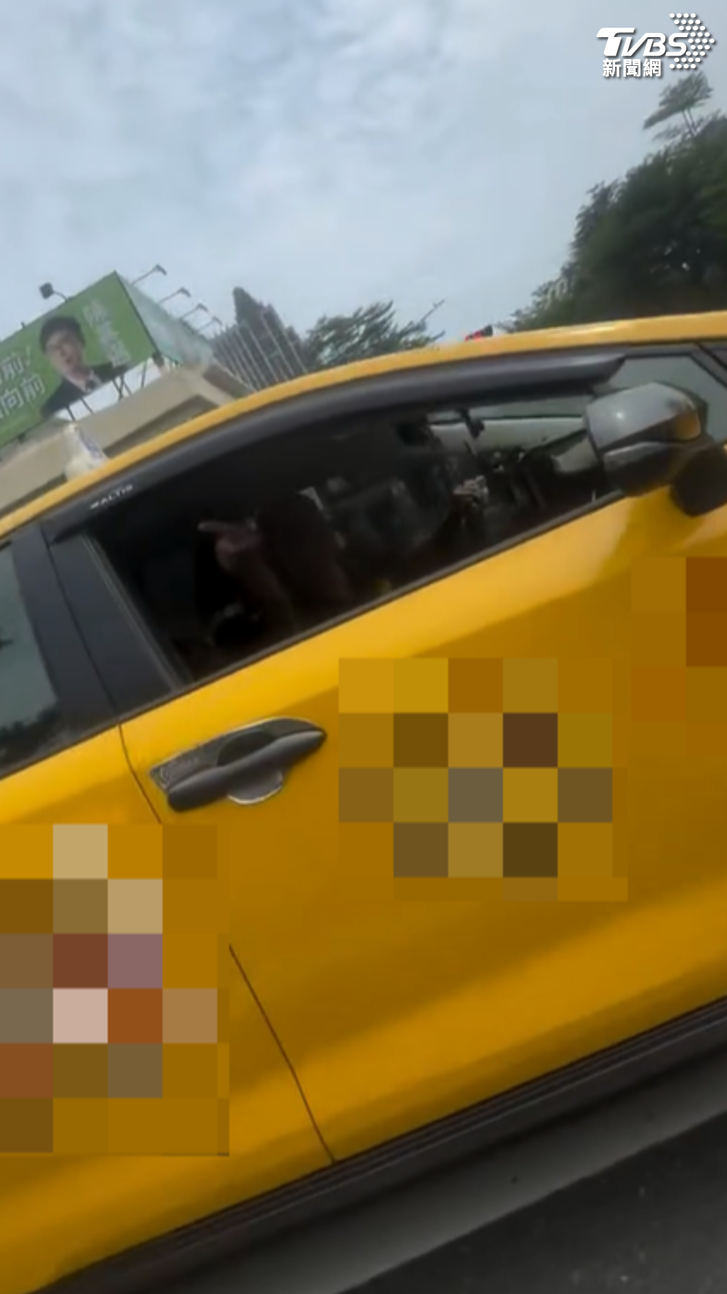 計程車駕駛一路尾隨追車長達2分鐘,期間不斷飆罵髒話、比不雅手勢,完全不顧大馬路車流,警方表示將依監視器畫面開罰。(圖/翻攝 threads@greatghost0223)