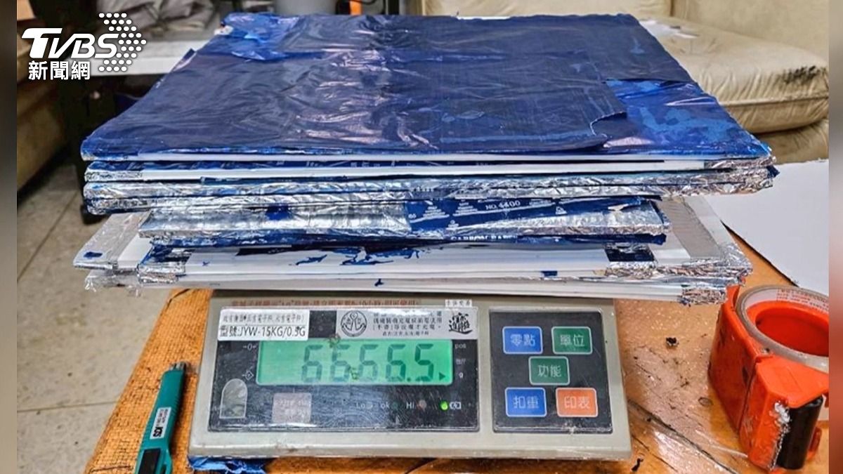 犯嫌為躲避查緝，將重達6.6公斤的毒品海洛因裝填至16片塑膠瓦楞板夾層。(圖／TVBS)