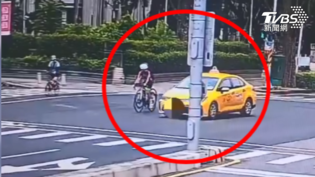 計程車從中線車道直接往最外側切,準備右轉時跨越多個車道,旁邊兩輛腳踏車騎士被嚇到緊急閃避,騎士忍不住抱怨「有人這樣切的嗎」,沒想到這句話引爆運將怒火(圖/TVBS)