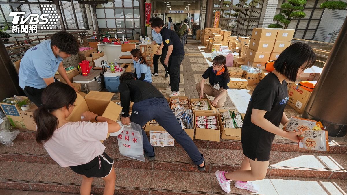 熊本縣部分災區陷入斷水斷電,高溫導致1人中暑送醫。(圖/達志影像美聯社)
