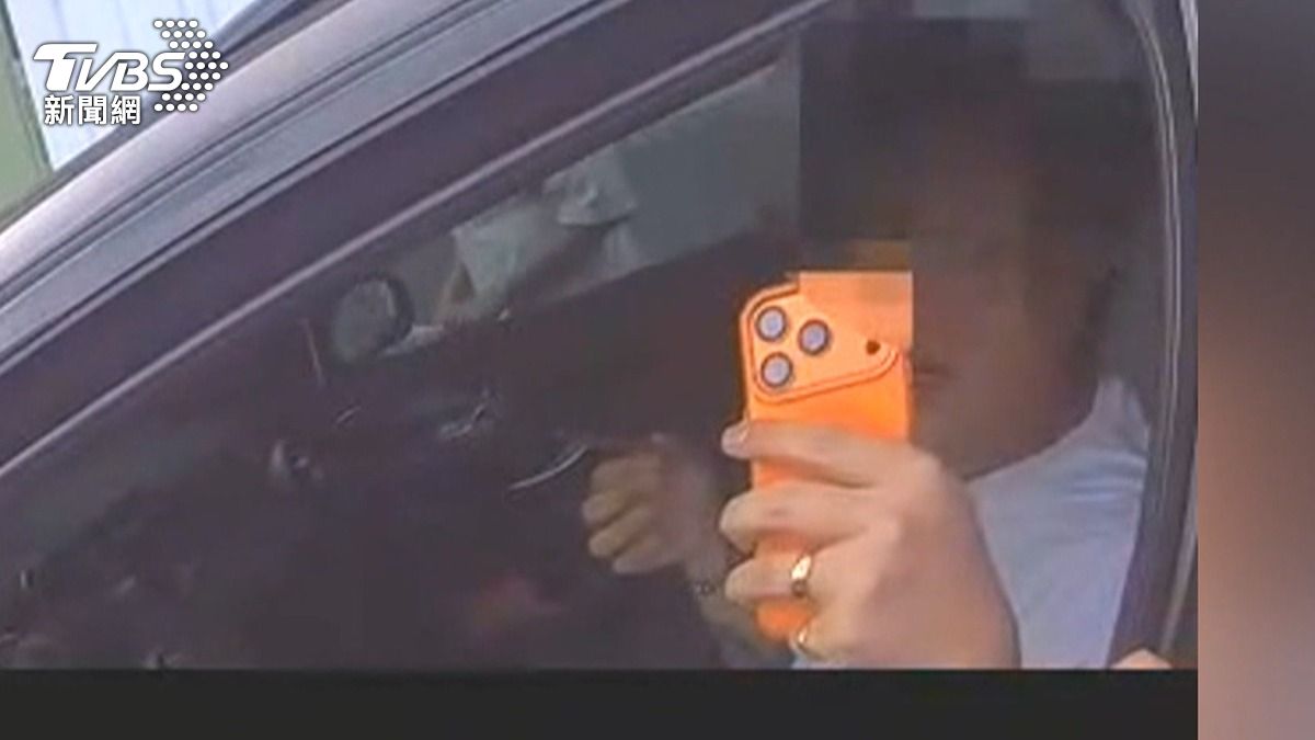 毒駕嫌犯開註銷車牌車輛被攔查，手抖不停還嗆警po影片（圖/TVBS）