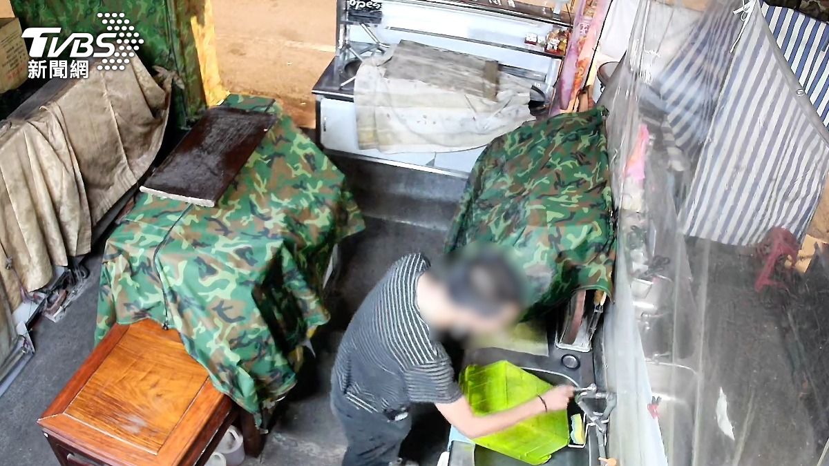 29號清晨桃園一家黃昏市場，一名男子走進店裡，把水龍頭打開任由水一直流。（圖／TVBS）