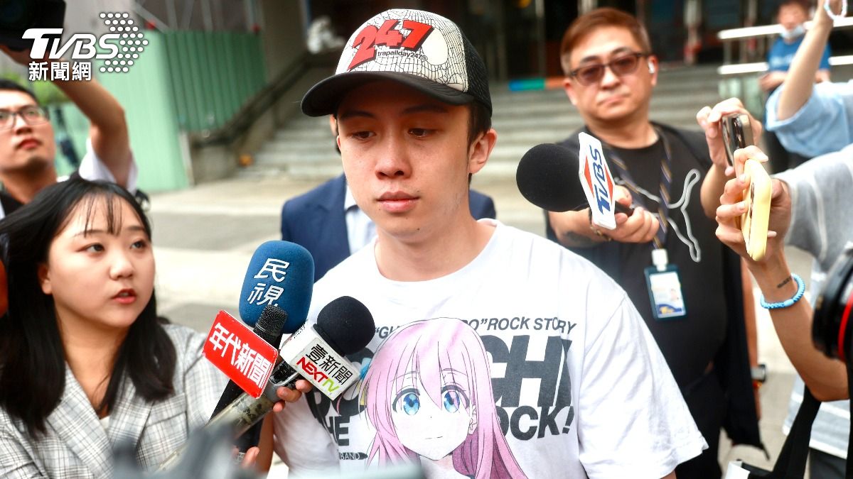 孫安佐離院時不發一語，搭乘孫鵬車輛離開。（圖／華子琛攝）