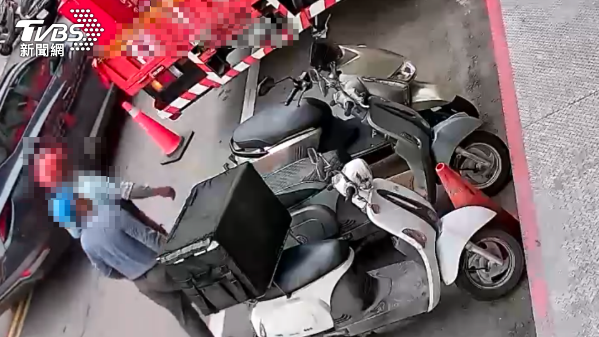 嘉義工人當場觸電命危。(圖/TVBS)
