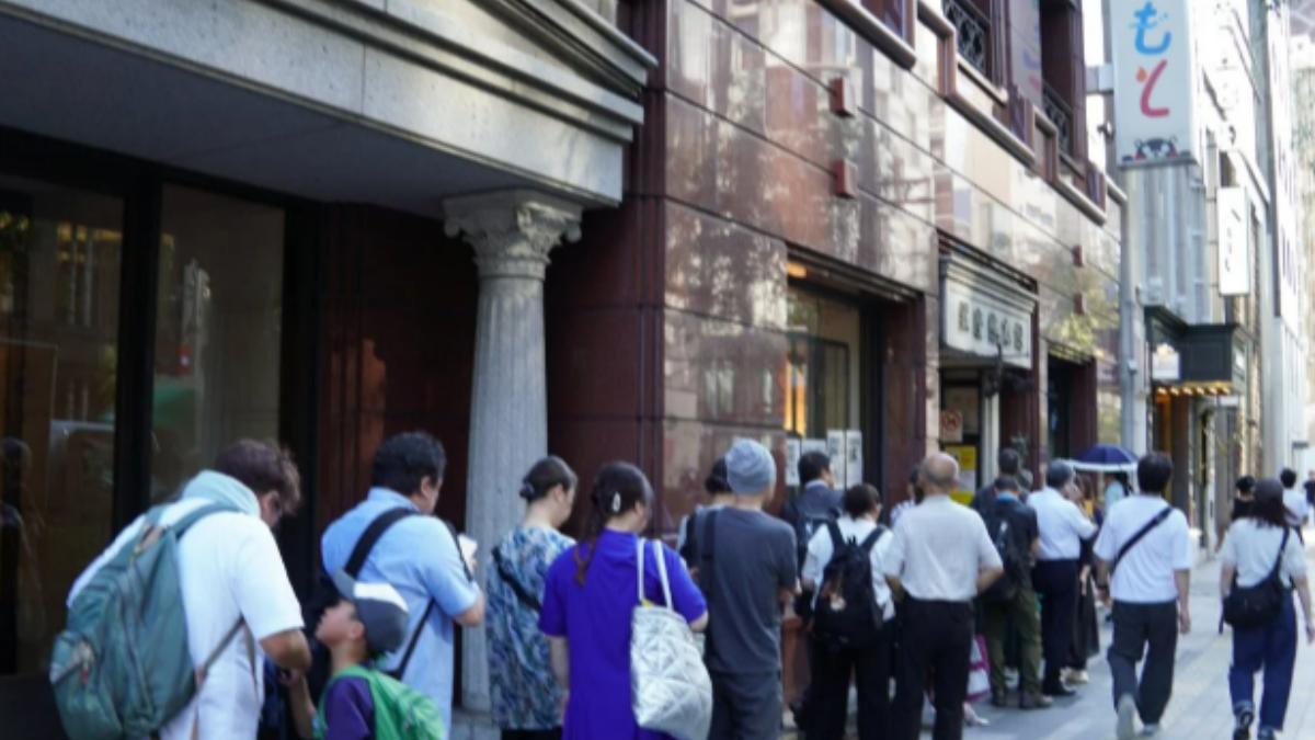 29日下午3時30分，店門外仍有約20名顧客頂著酷暑沿著街邊排隊。（圖／翻攝自oricon）