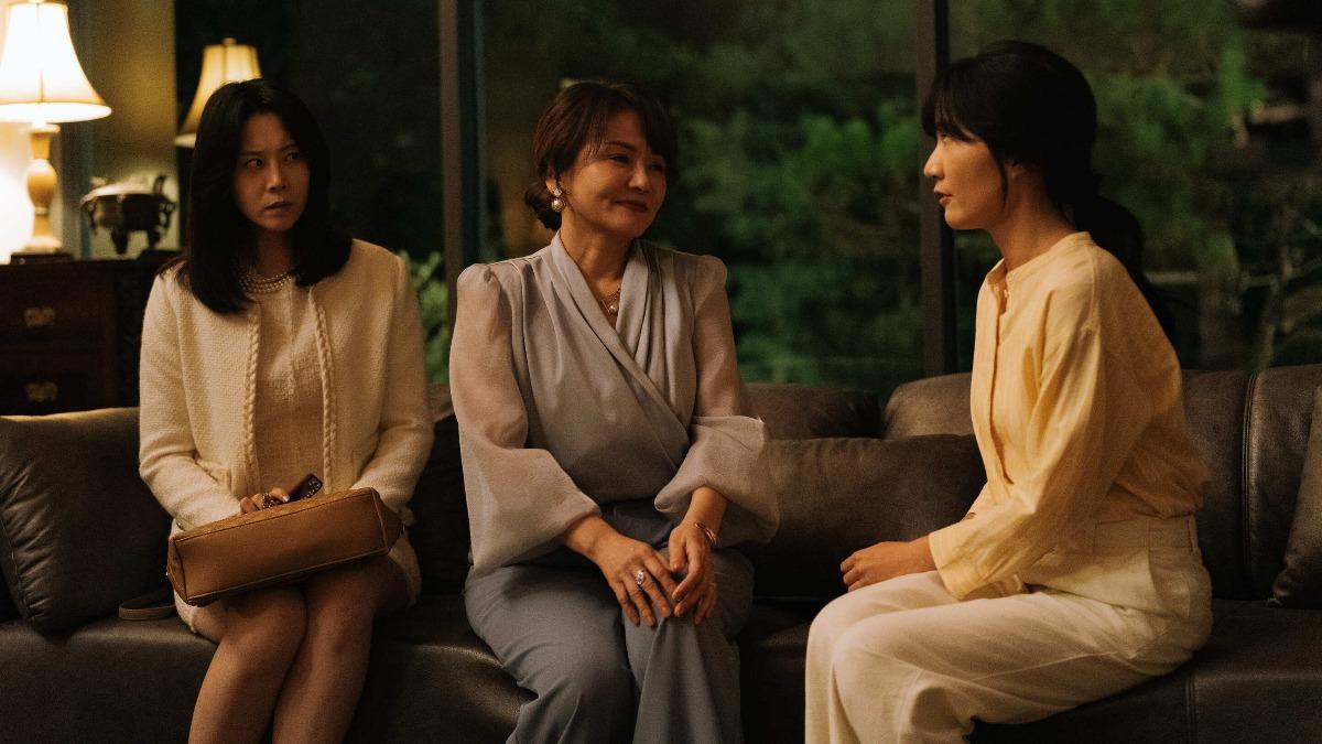 《成名在望》蔡亘晏(左)遭姊姊陳婉婷(右)勒索豪門婆婆藝鴒(中)。(圖/瀚草影視提供)