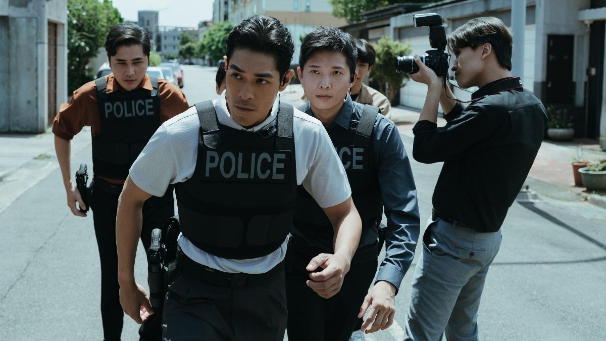 李迪恩（前）化身刑警「盧隊長」，是李國毅職場上的競爭對手兼眼中釘。（圖／瀚草影視提供）