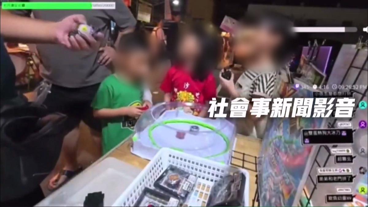 直播主夜市玩陀螺惹哭童!家長衝上前「髒話連飆」鬧上警局。(圖/社會事新聞影音)