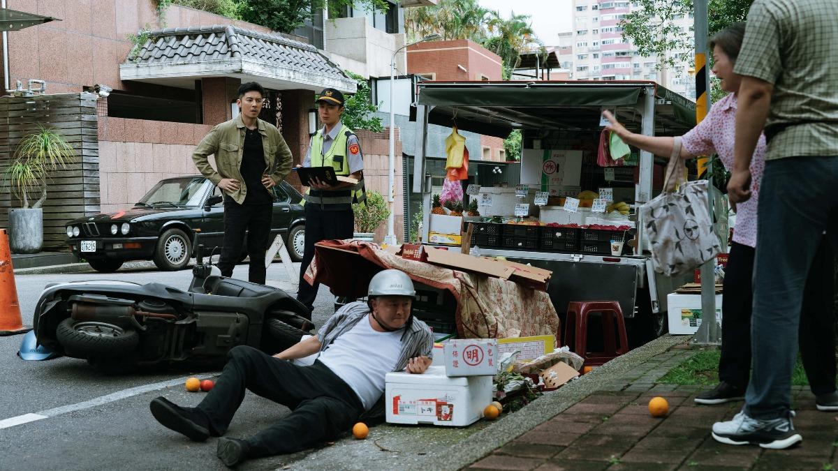 李國超（中）飾演李國毅（左）闖禍不斷的父親。（圖／瀚草影視提供）