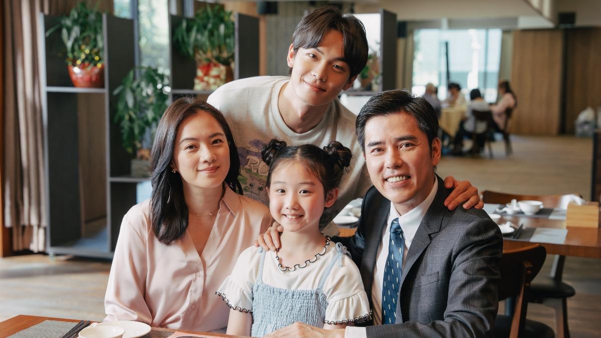 高伊玲（左起）、葉子綺、丁力騏演出邱勝揚的家人。（圖／瀚草影視提供）