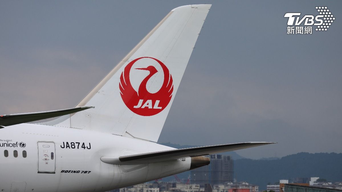 起飛前遇鳥擊!日航班機「引擎受損」緊急停飛 160乘客全疏散