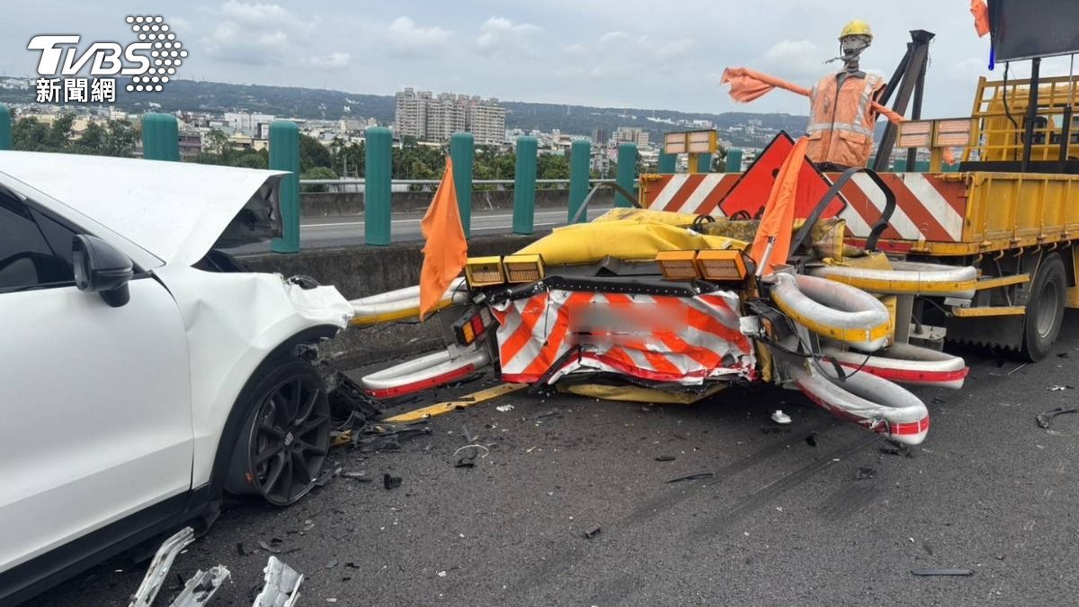 南投2天連2起!駕駛開輔助系統高速撞爛緩撞車 保時捷車頭全毀