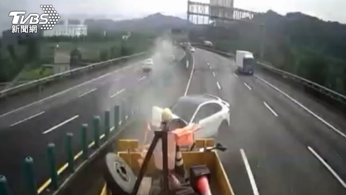 嚇壞路過的駕駛。(圖/TVBS)