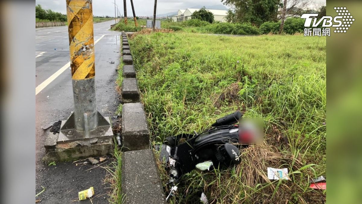 兩名女子深夜在KTV聚會飲酒後，雙載騎車要返回住處時，疑似不勝酒力，自撞水泥護欄後，人車彈飛摔進水溝，最後兩人皆宣告不治（圖／TVBS）