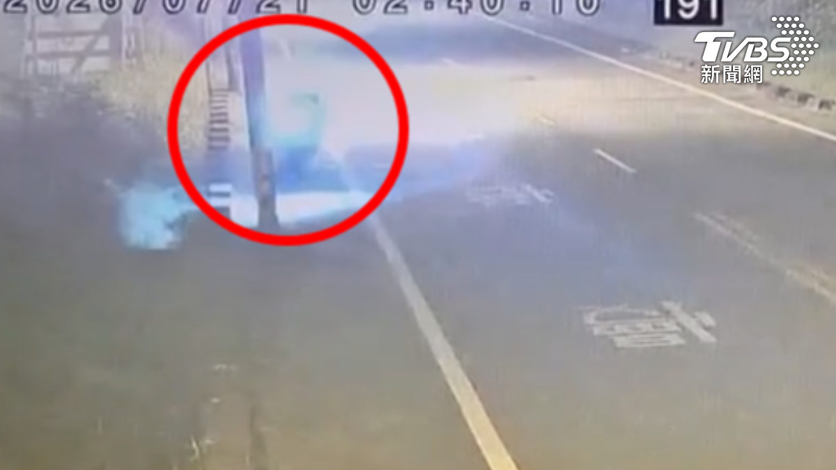 筆直寬大的路上，一輛雙載機車從內側車道，高速往外側車道偏，接著直直撞上水泥護欄（圖／TVBS）