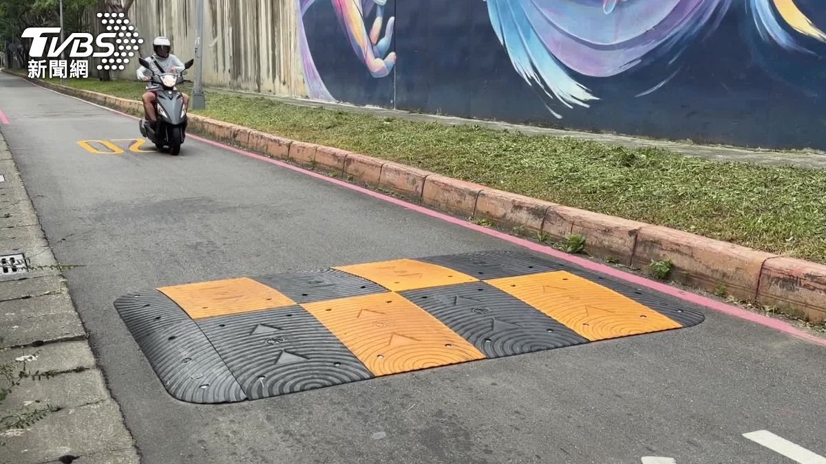 位在松山區塔悠路旁的防汛道路「松河街」，近期加裝六處減速丘。（圖／TVBS）