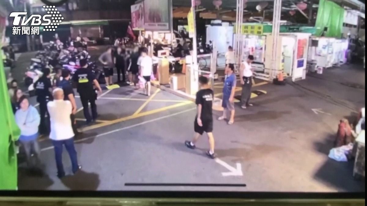 直播主夜市玩陀螺惹哭童!家長衝上前「髒話連飆」鬧上警局。(圖/TVBS)