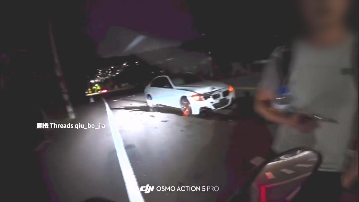 進口車撞燈桿棄車想逃!男酒測值0.59 熱心路人阻肇逃報警。(圖/Threads qiu_bo_jia)