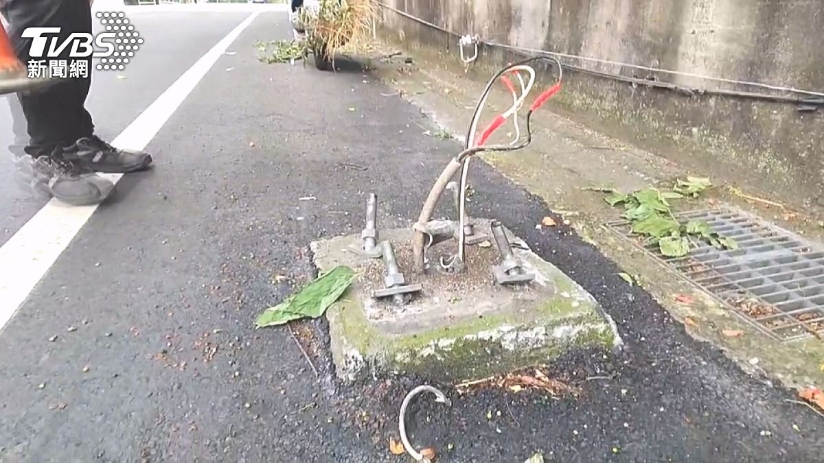 進口車撞燈桿棄車想逃!男酒測值0.59 熱心路人阻肇逃報警。(圖/TVBS)