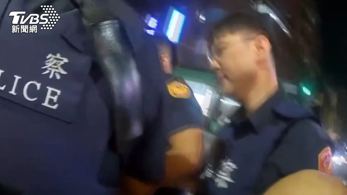 男背3通緝被攔　哭鬧被扛上警車。(圖／TVBS)