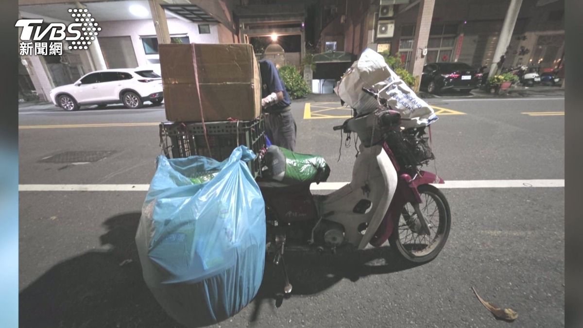 阿嬤過馬路遭撞飛！82歲翁機車「堆滿回收物」擋車燈釀禍。(圖／TVBS)