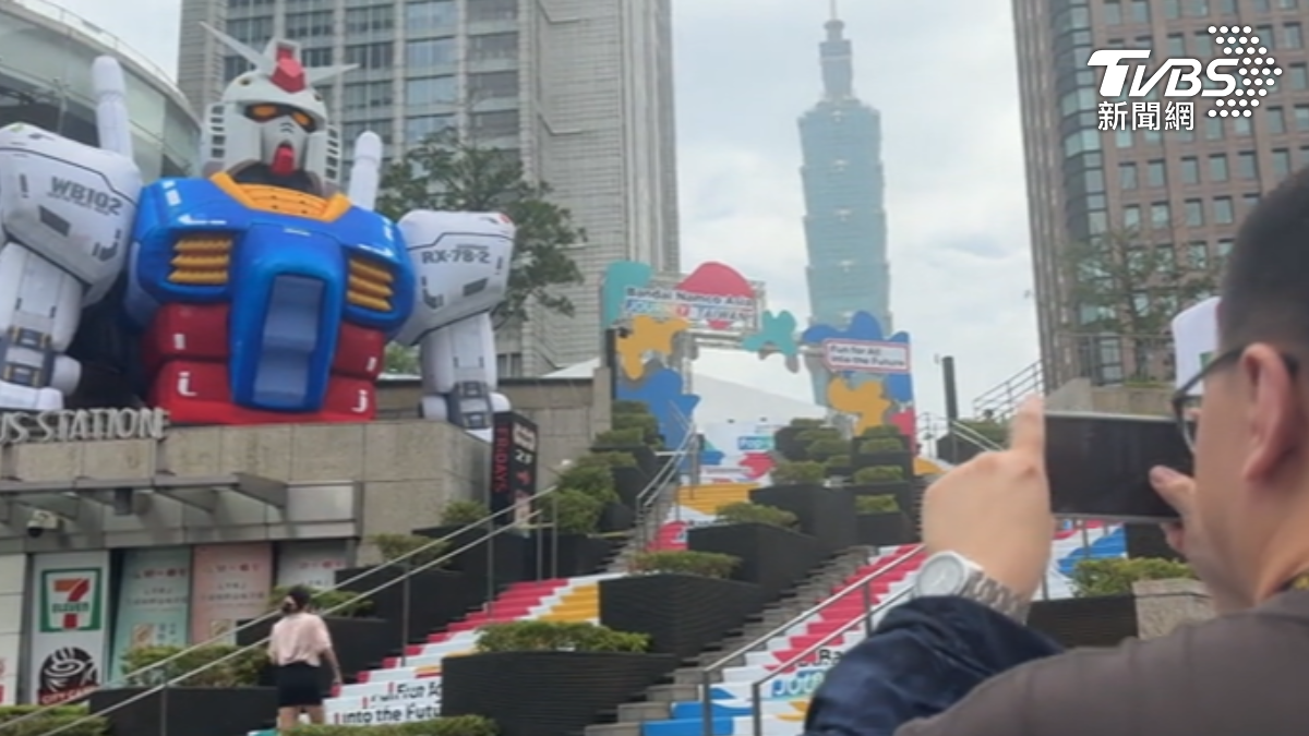 5公尺巨大鋼彈登陸台北信義區。（圖／TVBS）