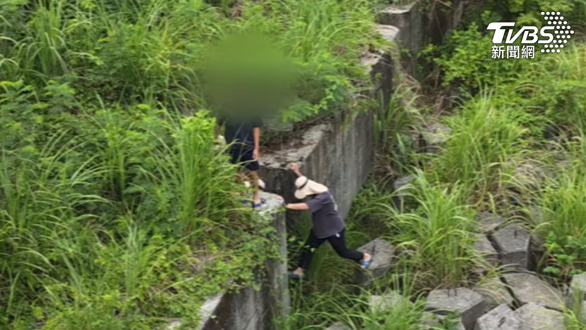 仍維持紅色警戒萬里溪堰塞湖河道旁，發現有3名來自台南的大學生擅闖管制區。（圖／TVBS）