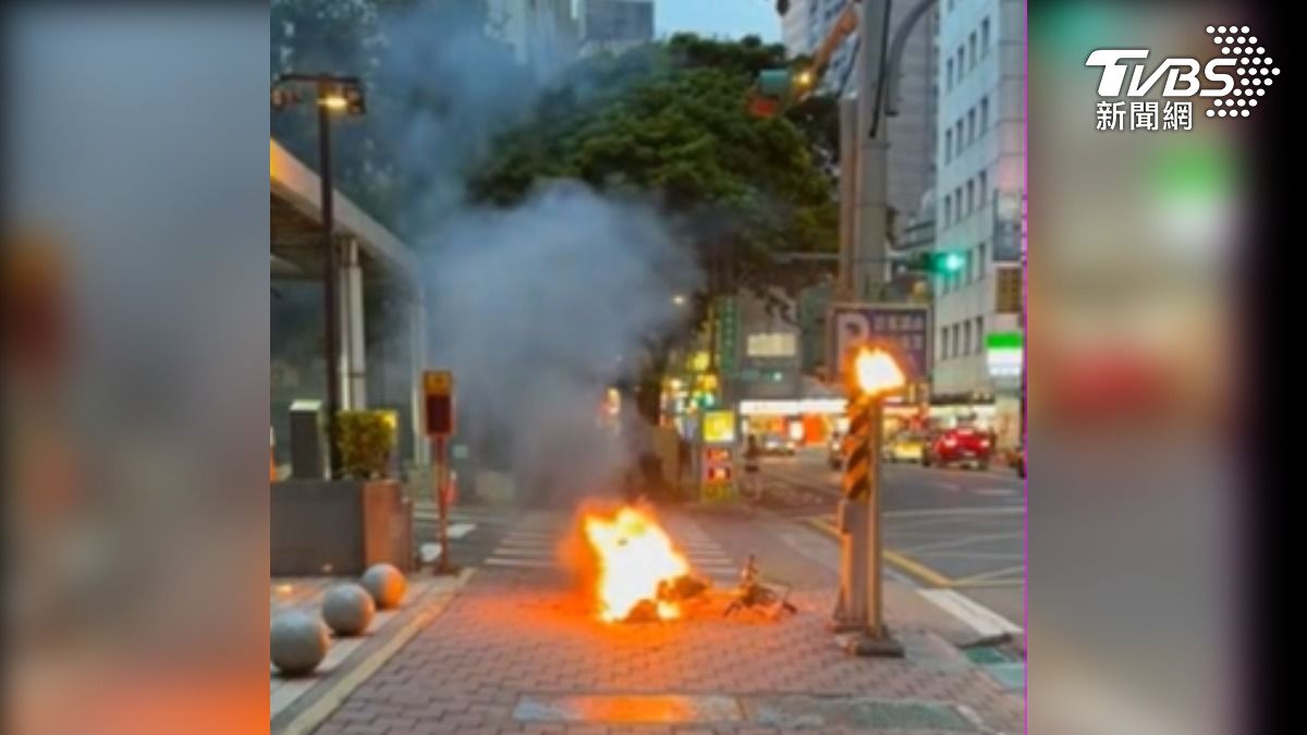 電動腳踏車自燃,爆炸噴火球。(圖/TVBS)