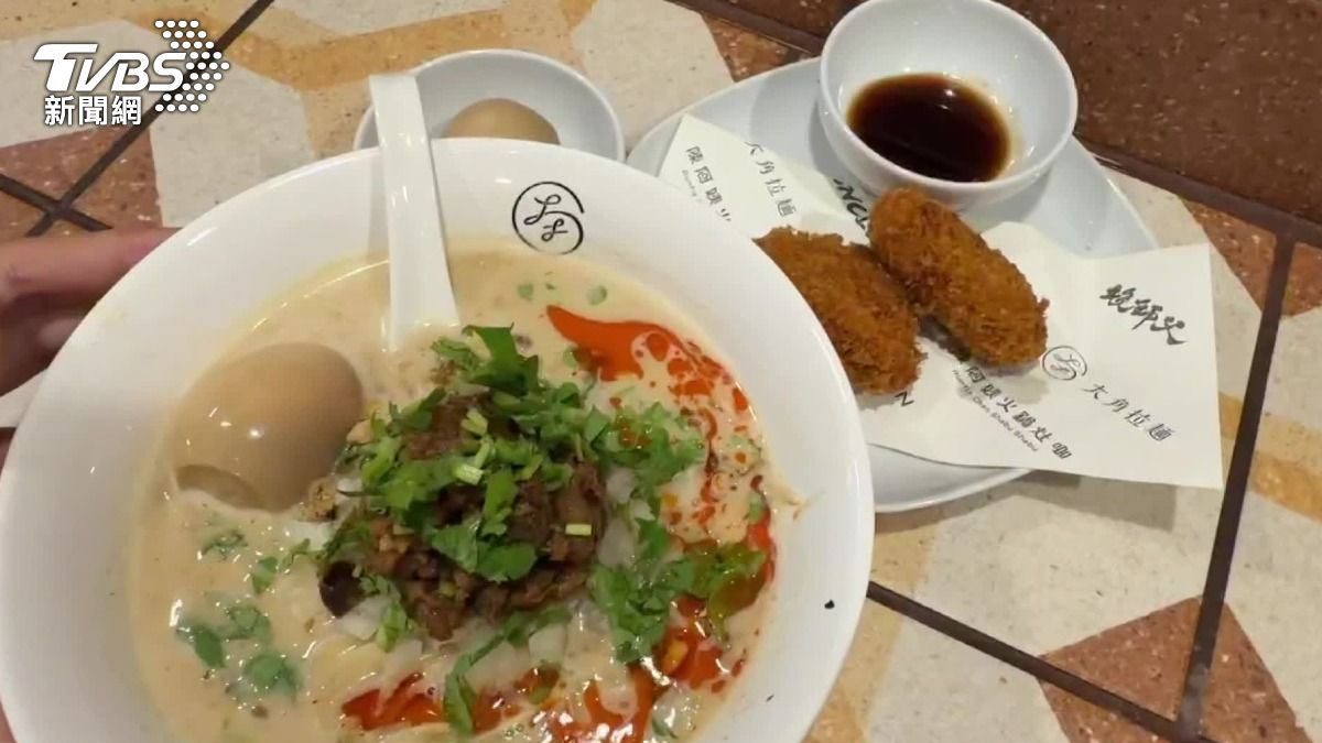在新竹有拉麵店,只要有買國巨股票,就免費送一顆溏心蛋。(圖/TVBS)