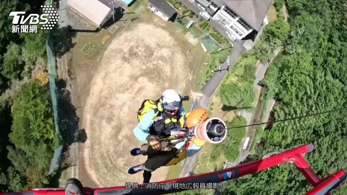 搜救人員派出直升機，在高空吊掛救援。（圖／TVBS）