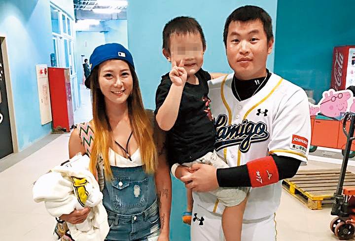 小三甜美自拍照曝光　林泓育女大生對話親密