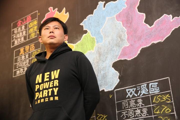 黃國昌在罷免案確定未過關後，出面開記者會。