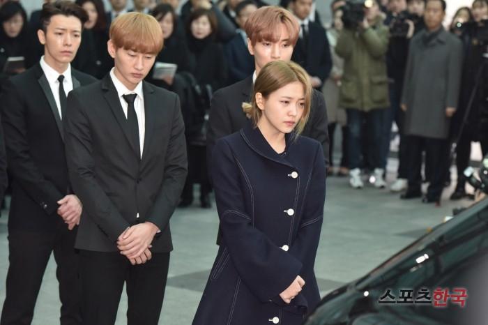 師妹Yeri在鐘鉉出殯時做了這件事 登上熱搜榜首